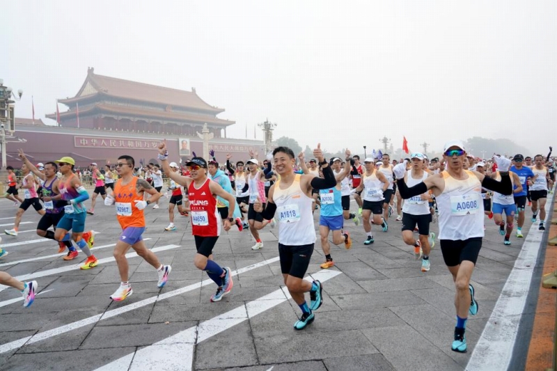 11月3日、北京の長安街を走るランナー。同日、2024北京マラソン及び全國マラソン選手権（シリーズ第3回大會）が開催された。撮影?張晨霖