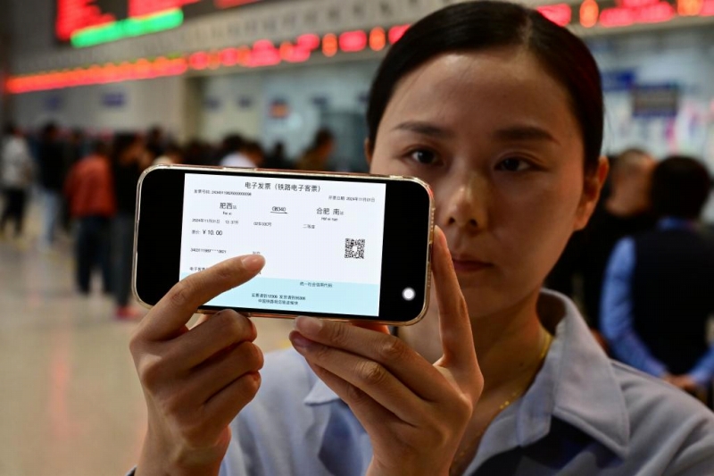 11月1日、合肥南駅で、スマホで鉄道のeチケットを見せる乗客。（撮影?周牧）