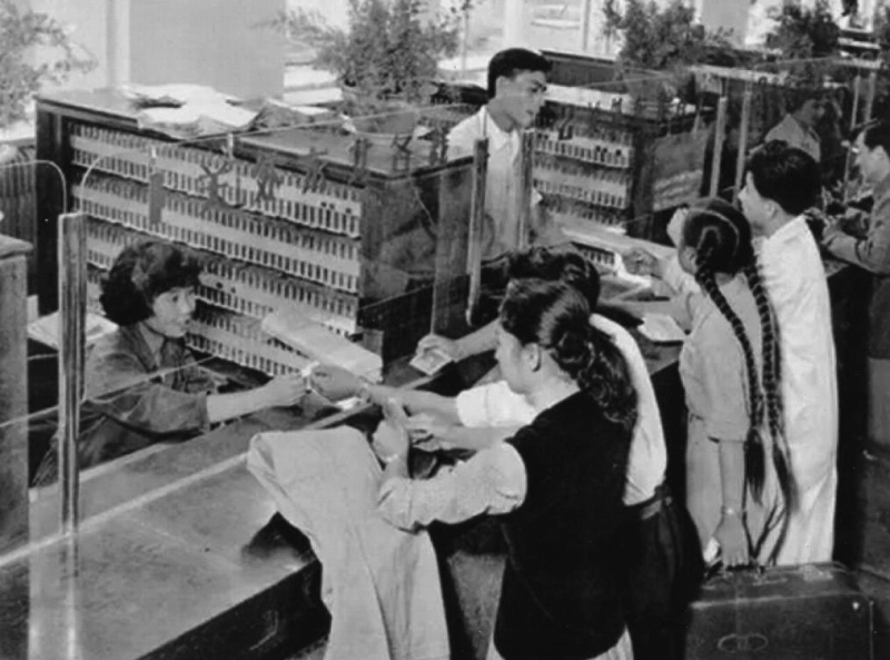 1950年代、北京駅の切符窓口で切符を買う人々。（北京駅提供）