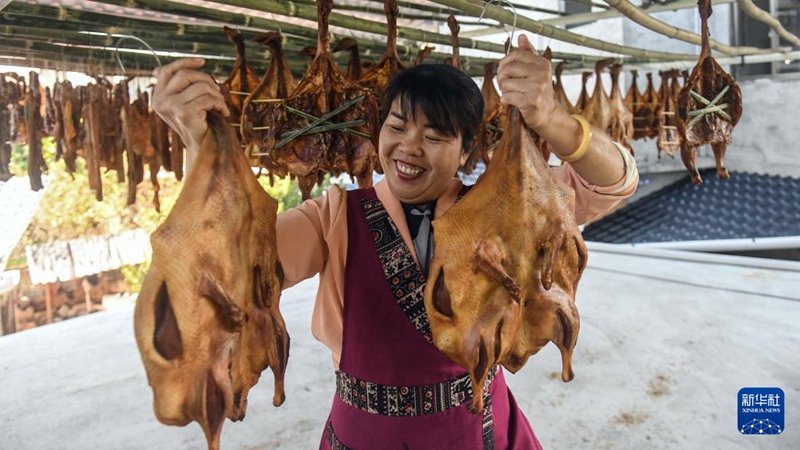 立冬を迎え燻製肉の香り漂うトン族の村　広西?三江