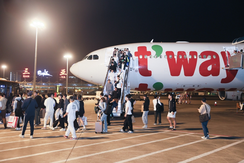 三亜鳳凰國(guó)際空港に到著したティーウェイ航空の旅客機(jī)。撮影?陳振煌