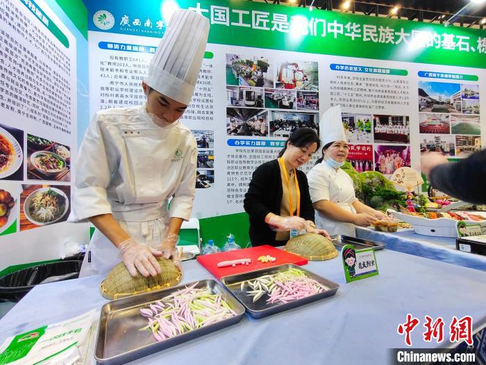 小麥粉で作ったフルーツ「麺果」　広西