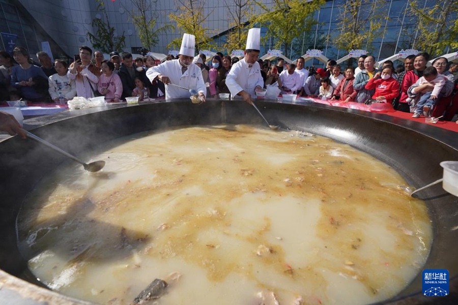 11月9日、來場者にふるまわれた巨大な鍋で煮込んだ魚のスープ（撮影?周密）