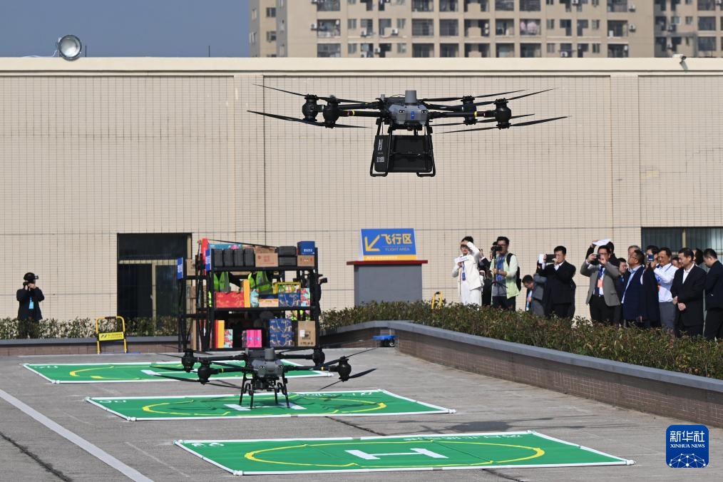 宅配ボックスを搭載したドローンが12日、漢口北低空港ドローンの駐機(jī)場から飛び立った。