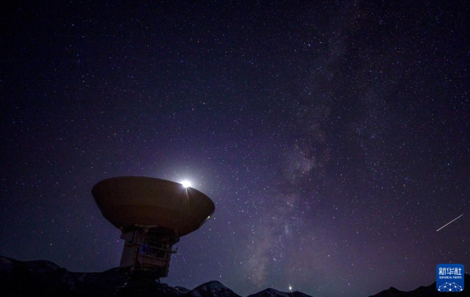 高原で星と宇宙を眺める　西蔵