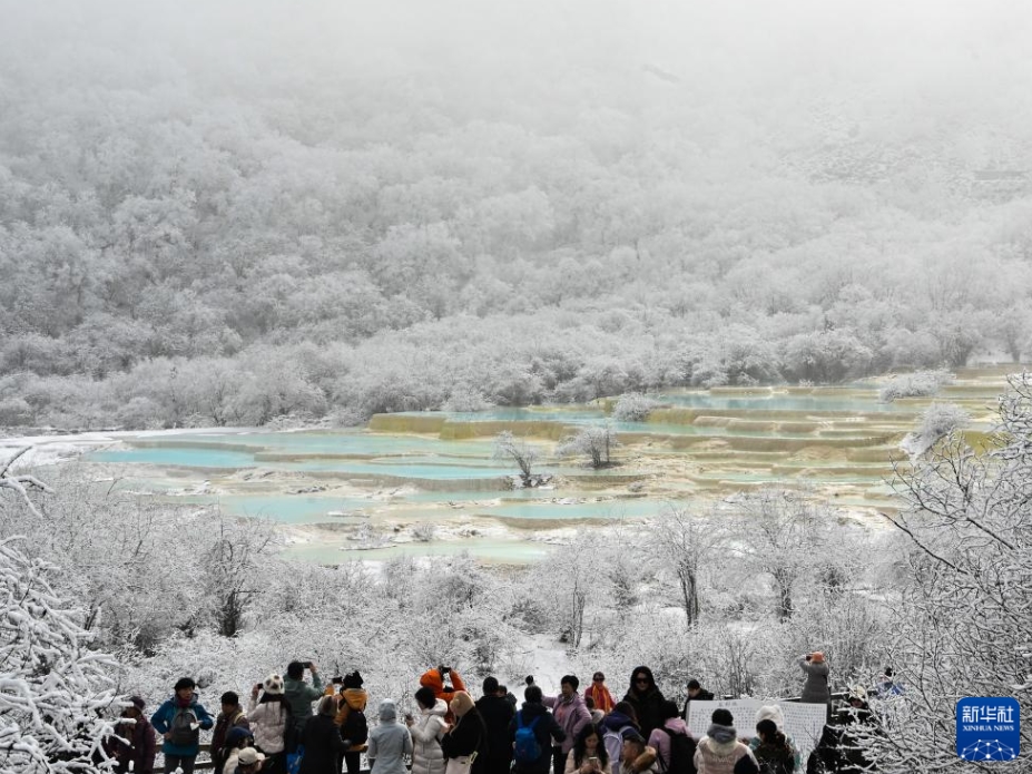 雪と霧に包まれ幻想的な景色広がる黃竜景勝地　四川省