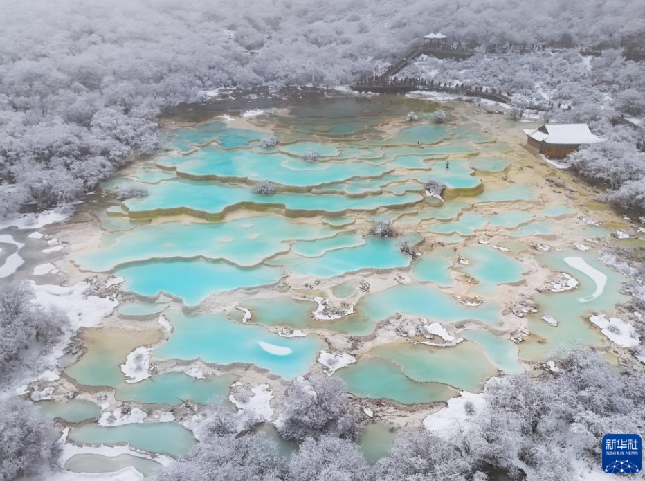 雪と霧に包まれ幻想的な景色広がる黃竜景勝地　四川省