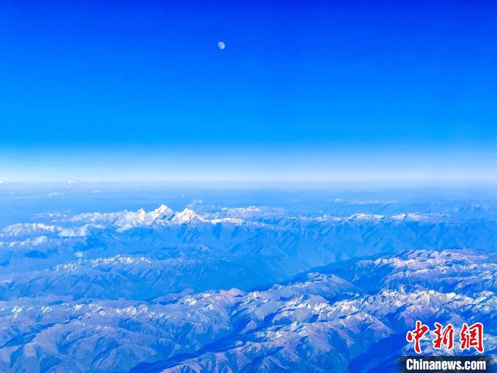 雲(yún)南省昆明から西蔵に向かう旅客機の機內(nèi)から眺める雪山