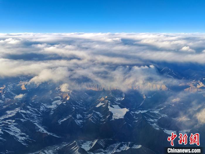 雲(yún)南省昆明から西蔵に向かう旅客機(jī)の機(jī)內(nèi)から眺める雪山