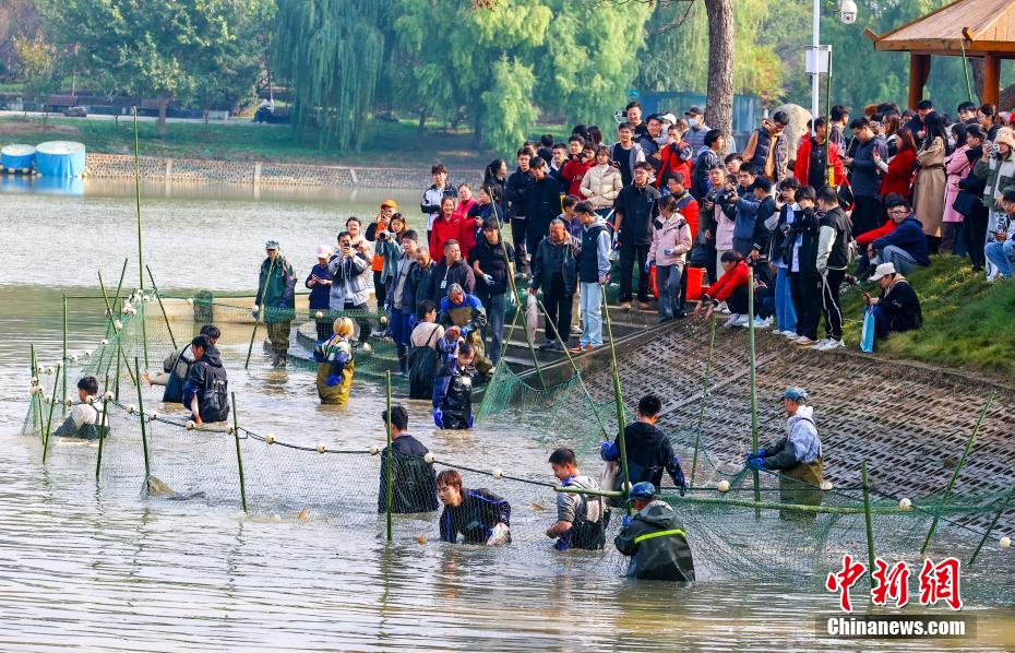 武漢科技大學(xué)で魚捕りや各種料理を楽しむ恒例のイベント　湖北省