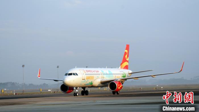 桂林両江國際空港で行われた、中國初の民用航空機用國産ラジアルタイヤを使用したエアバスA320型機（撮影?涂麗莎）。