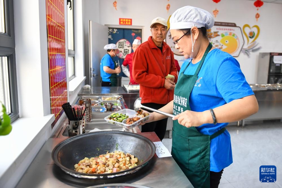 高齢者の心に溫もり與えるシニア食堂　吉林省