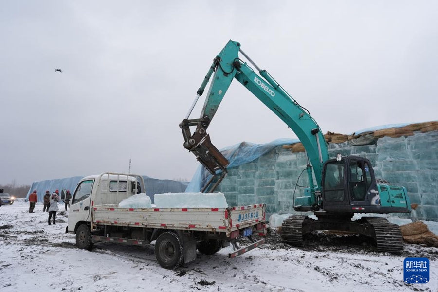 第26回哈爾浜氷雪大世界開幕に向け貯蔵されていた氷の使用開始