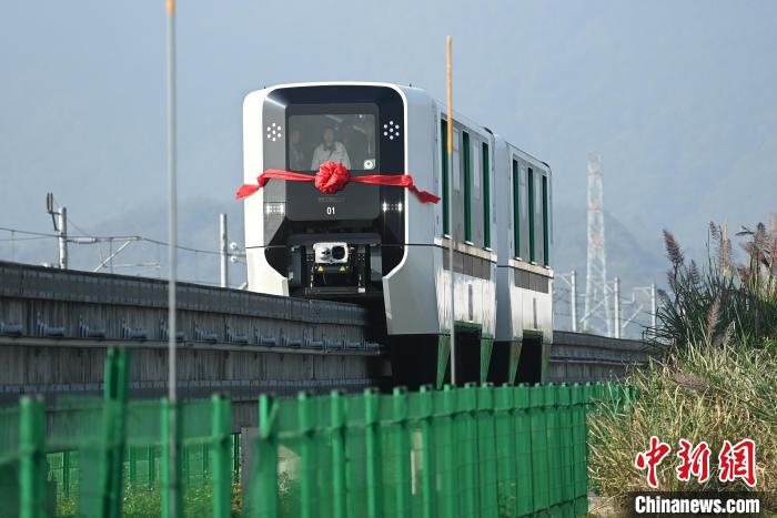 世界初の空港モノレール高速輸送システム車両がラインオフ　重慶