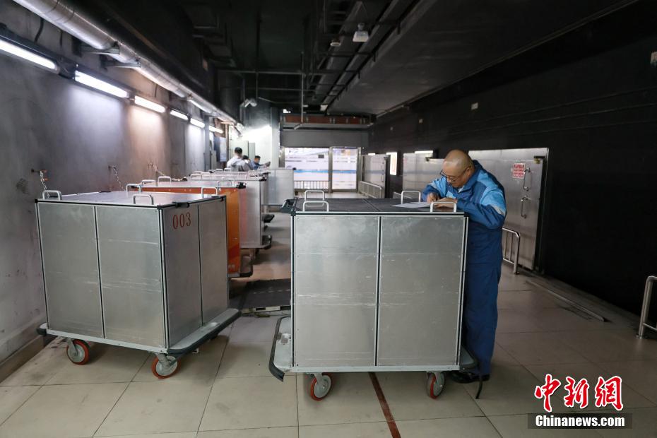 草橋駅で、車両に積み込む宅配物の個數(shù)をチェックする職員（12月2日撮影?賈天勇）。