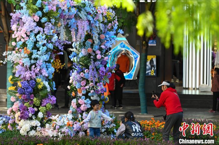 市民でにぎわうリニューアルした南屏歩行者天國　雲(yún)南省昆明