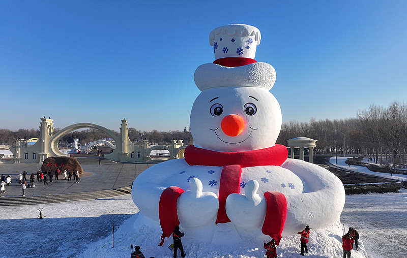 第37回太陽島雪博會で公開がスタートした巨大雪だるま（寫真著作権はCFP視覚中國が所有のため転載禁止）。