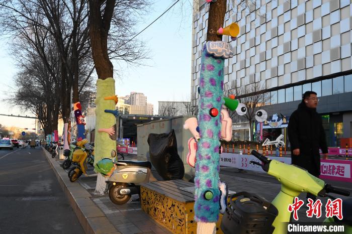 カラフルな冬の裝いとなった街路樹　內(nèi)蒙古呼和浩特