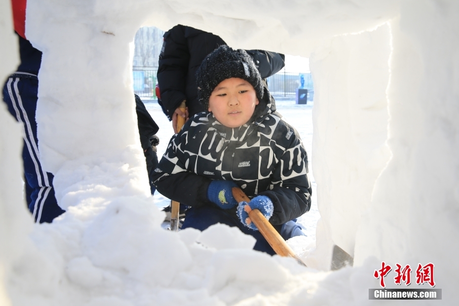 哈爾浜の學校が氷や雪を使った美術(shù)の授業(yè)を?qū)g施　黒竜江省