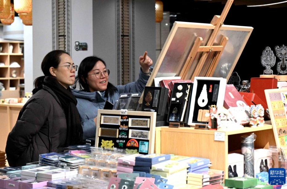 河北博物院の文化創(chuàng)意空間でグッズを購入する観光客（12月11日撮影?陳其保）。