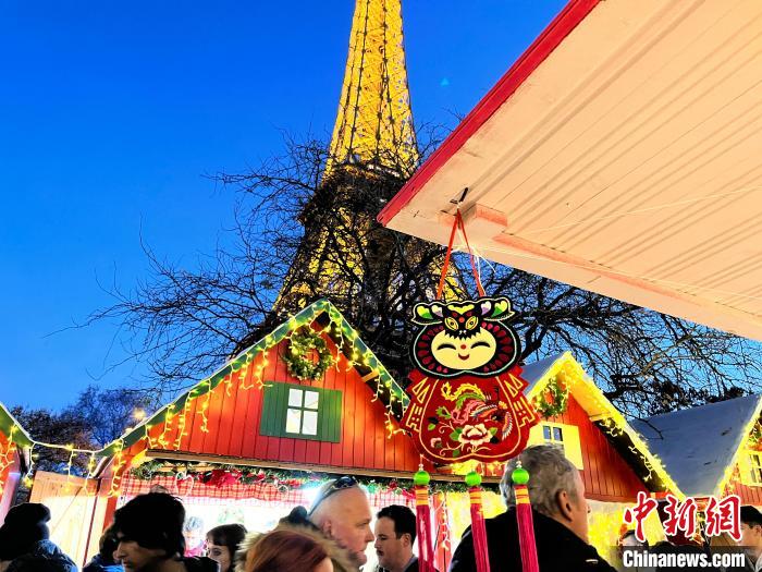 エッフェル塔の下で中國の香り漂わせる甘粛省の「慶陽香包」　仏パリ