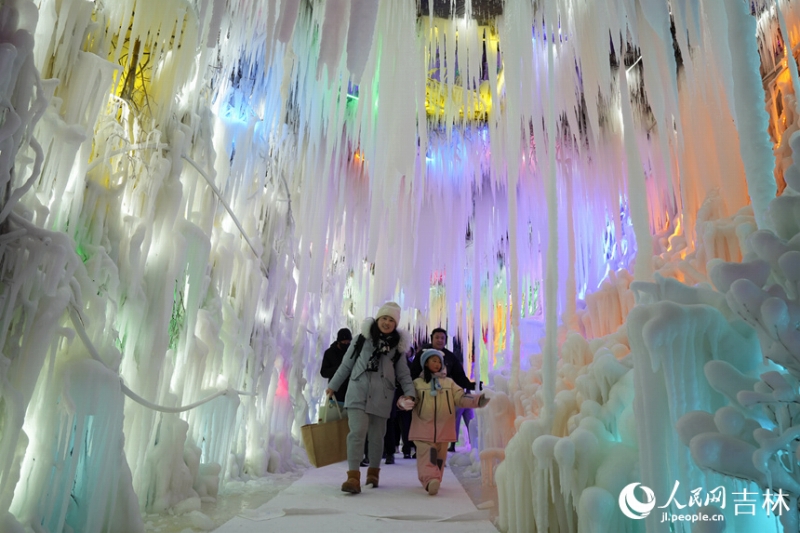 長春で氷や雪の彫刻200作品以上がライトアップ　吉林省