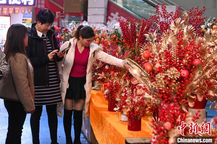 昆明斗南花卉市場(chǎng)で元旦に飾る花の売れ行きが好調(diào)に　雲(yún)南省