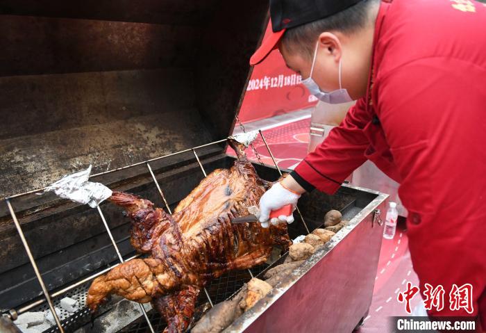 冬至を控え、學(xué)生食堂がヒツジの丸焼きを大學(xué)生に無料提供　重慶