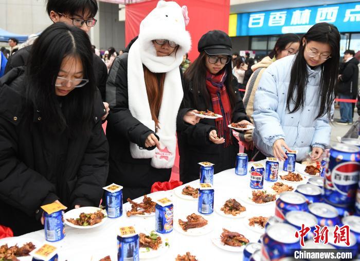 冬至を控え、學(xué)生食堂がヒツジの丸焼きを大學(xué)生に無(wú)料提供　重慶