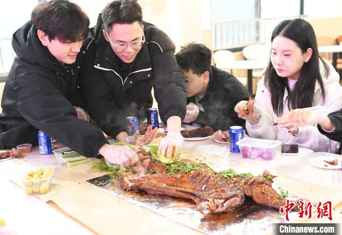 冬至を控え、學(xué)生食堂がヒツジの丸焼きを大學(xué)生に無料提供　重慶