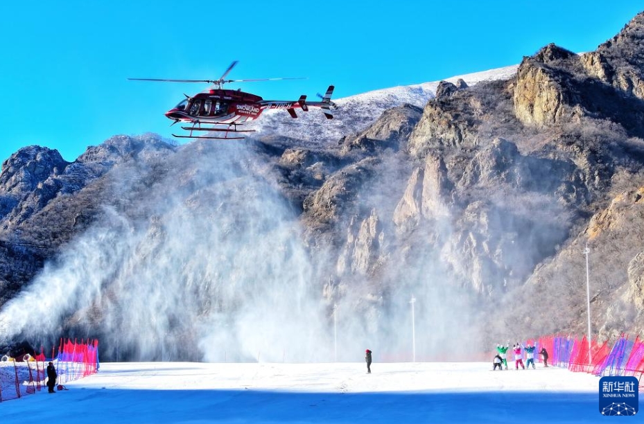 オープニングセレモニーが行われた新雪國スキー場?初心谷（12月21日撮影?金良快）。