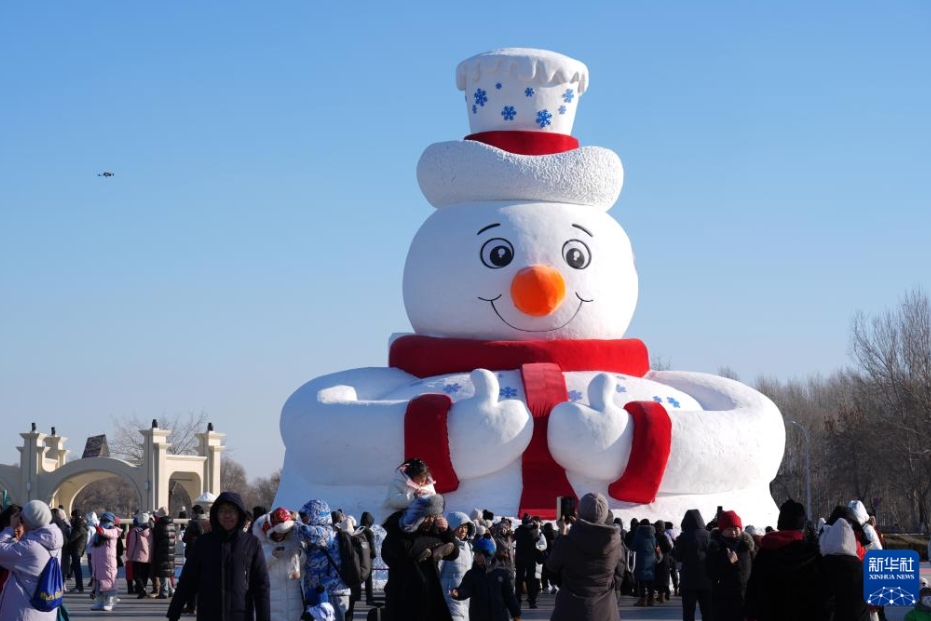 第37回太陽島國際雪像蕓術(shù)博覧會を見學(xué)する來場者（12月23日撮影?王松）。