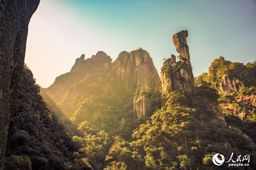 夕暮れ時(shí)の三清山に広がる幻想的な風(fēng)景　江西省上饒市