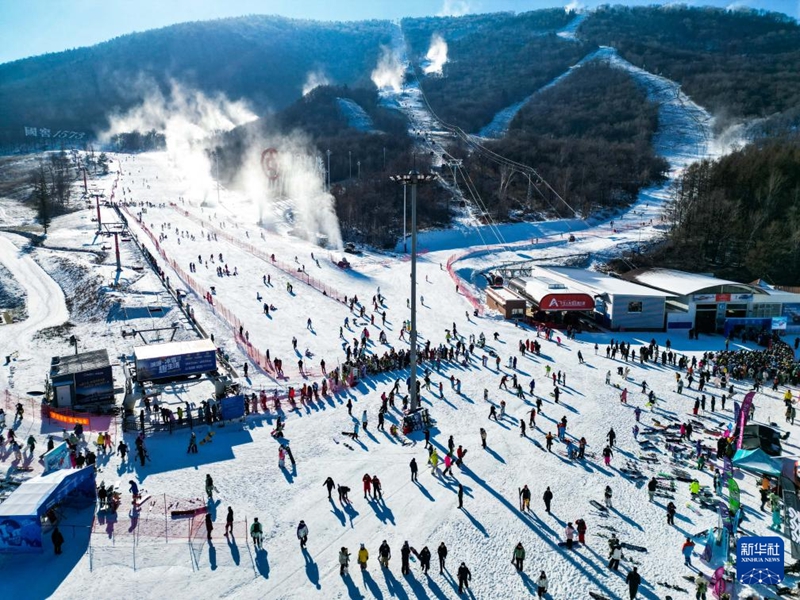 吉林市北大湖スキーリゾートエリアで、スキーを楽しむスキーヤー（11月23日、ドローンによる撮影?顔麟蘊(yùn)）。