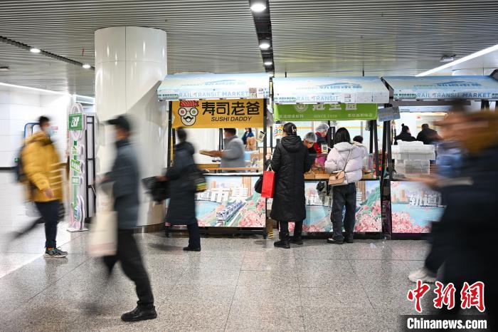  1月8日、重慶北駅南広場駅で食品を購入する乗客（撮影?何蓬磊）。