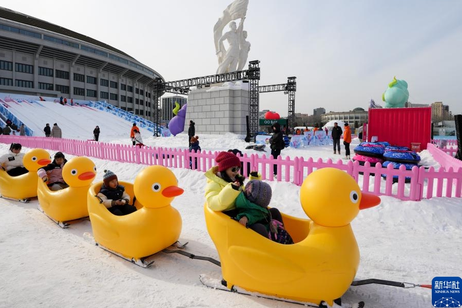 1月1日、北京工人體育場で開催されている「燃DONG氷雪楽園」で、「雪上ミニトレイン」を體験する來場者（撮影?鞠煥宗）