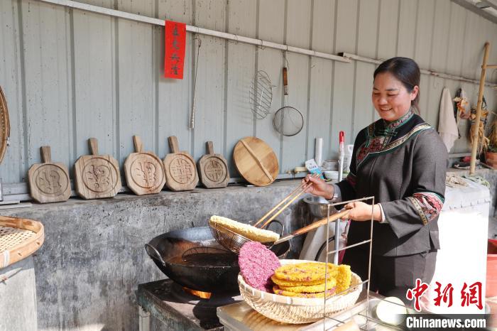 春節(jié)を前に特産「白糤」作りが最盛期　広西?玉林