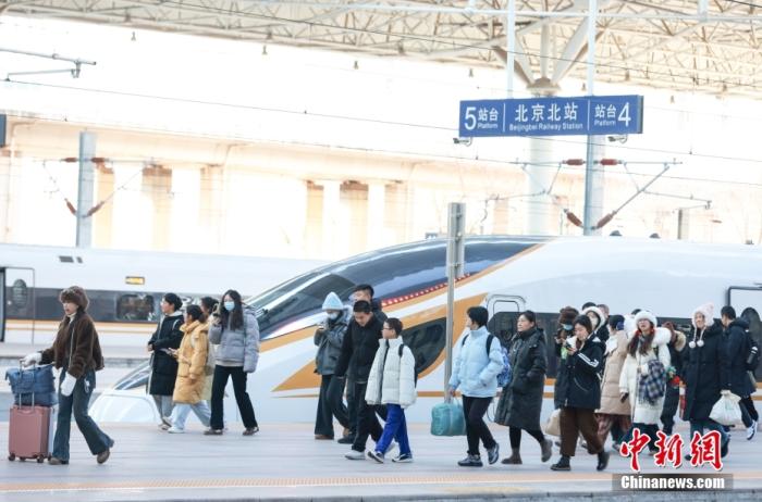 1月13日、北京北駅のホームを歩く旅客。撮影?賈天勇