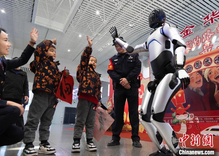 浙江省の金華駅で人型ロボット警官がパトロール