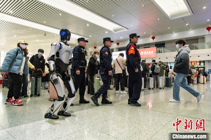 浙江省の金華駅で人型ロボット警官がパトロール