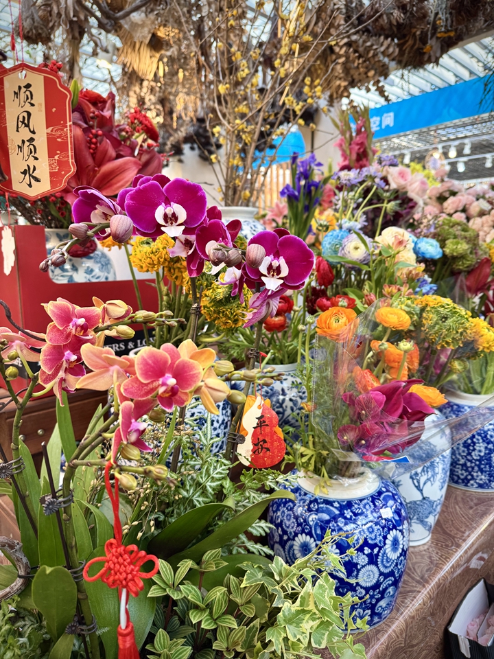 1月12日、北京花郷花卉クリエイティブパークに並べられている生花。撮影?閆雨昕