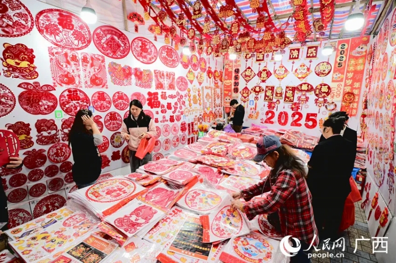 広西壯（チワン）族自治區(qū)南寧市では、新年の飾り物を買い求める市民の姿が見られた。（撮影?雷琦竣）