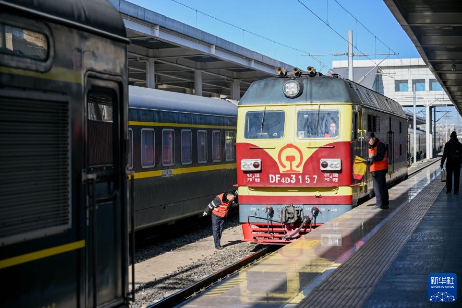 溫もり屆け、草原を走る「鈍行列車(chē)」　內(nèi)蒙古