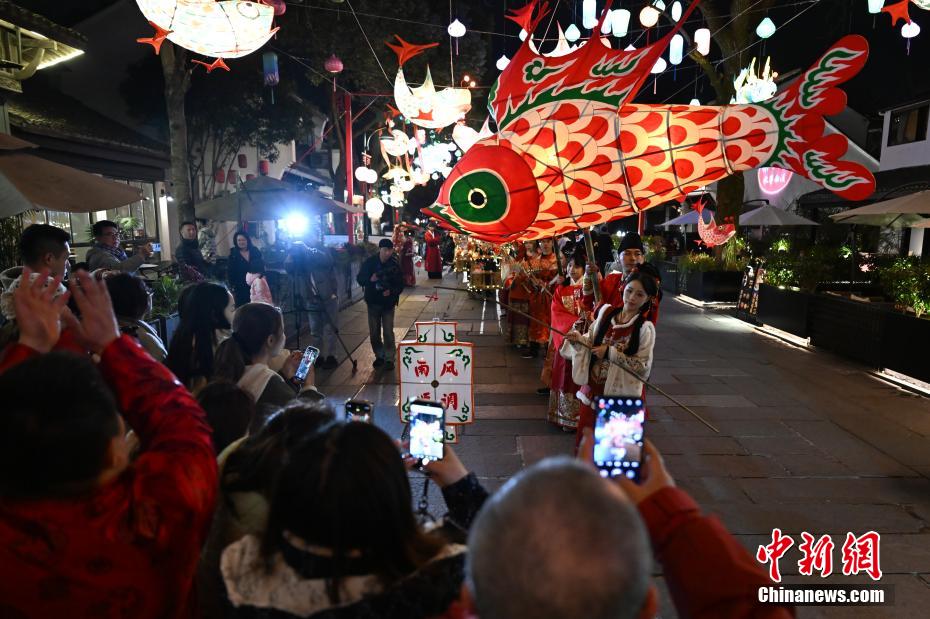 杭州市西渓國(guó)家濕地公園で春節(jié)ムード高める飾り提燈