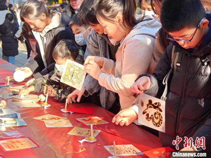 福建省福州市上下杭歴史文化街區(qū)で開催された新春マーケットで、福の字や縁起の良い模様の拓本體験をする若者たち（1月17日撮影?葉秋雲(yún)）。