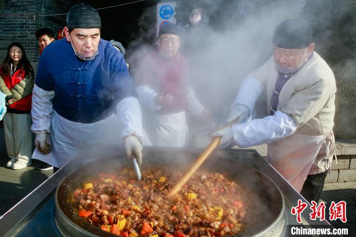 河北省秦皇島で豚肉を煮込み、春節(jié)の到來を祝うイベントが開催