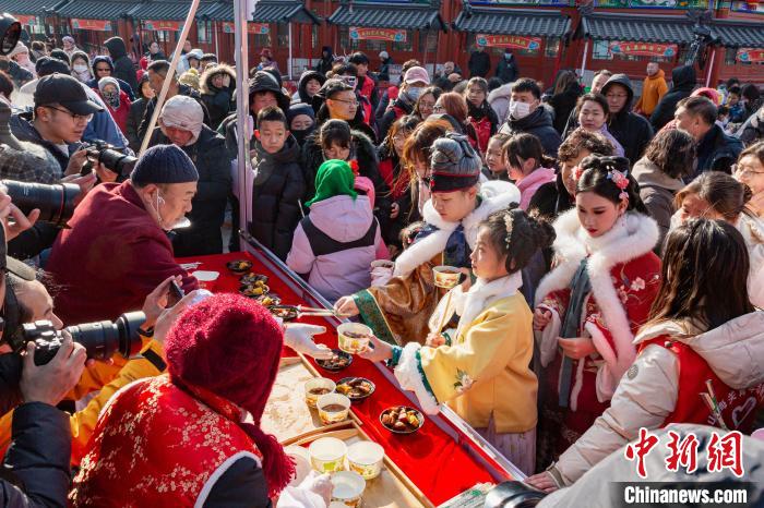 河北省秦皇島で豚肉を煮込み、春節(jié)の到來を祝うイベントが開催