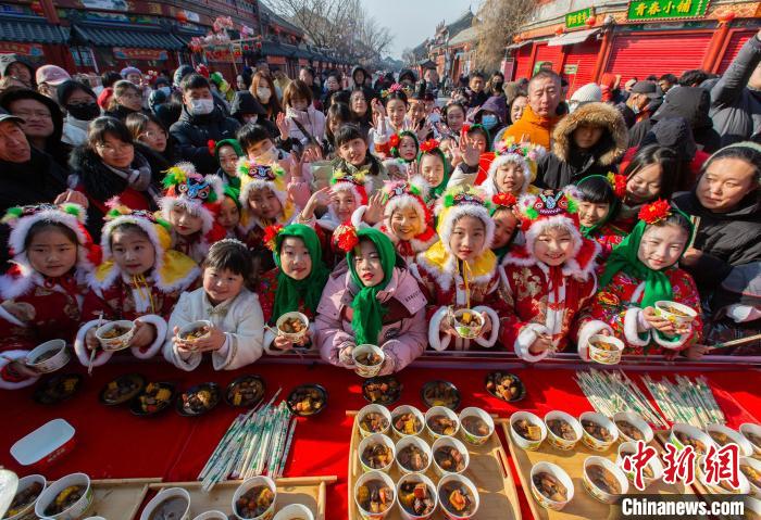 河北省秦皇島で豚肉を煮込み、春節(jié)の到來を祝うイベントが開催