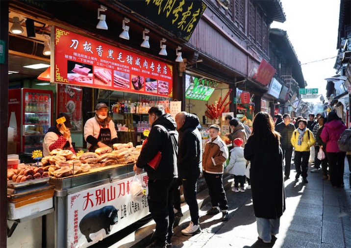 新年を祝う金の蛇　中國各地で春節(jié)行事