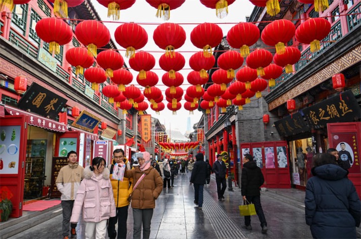 新年を祝う金の蛇　中國(guó)各地で春節(jié)行事